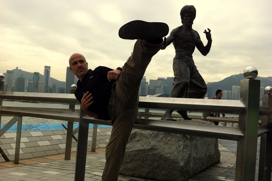Maestro con statua Bruce Lee